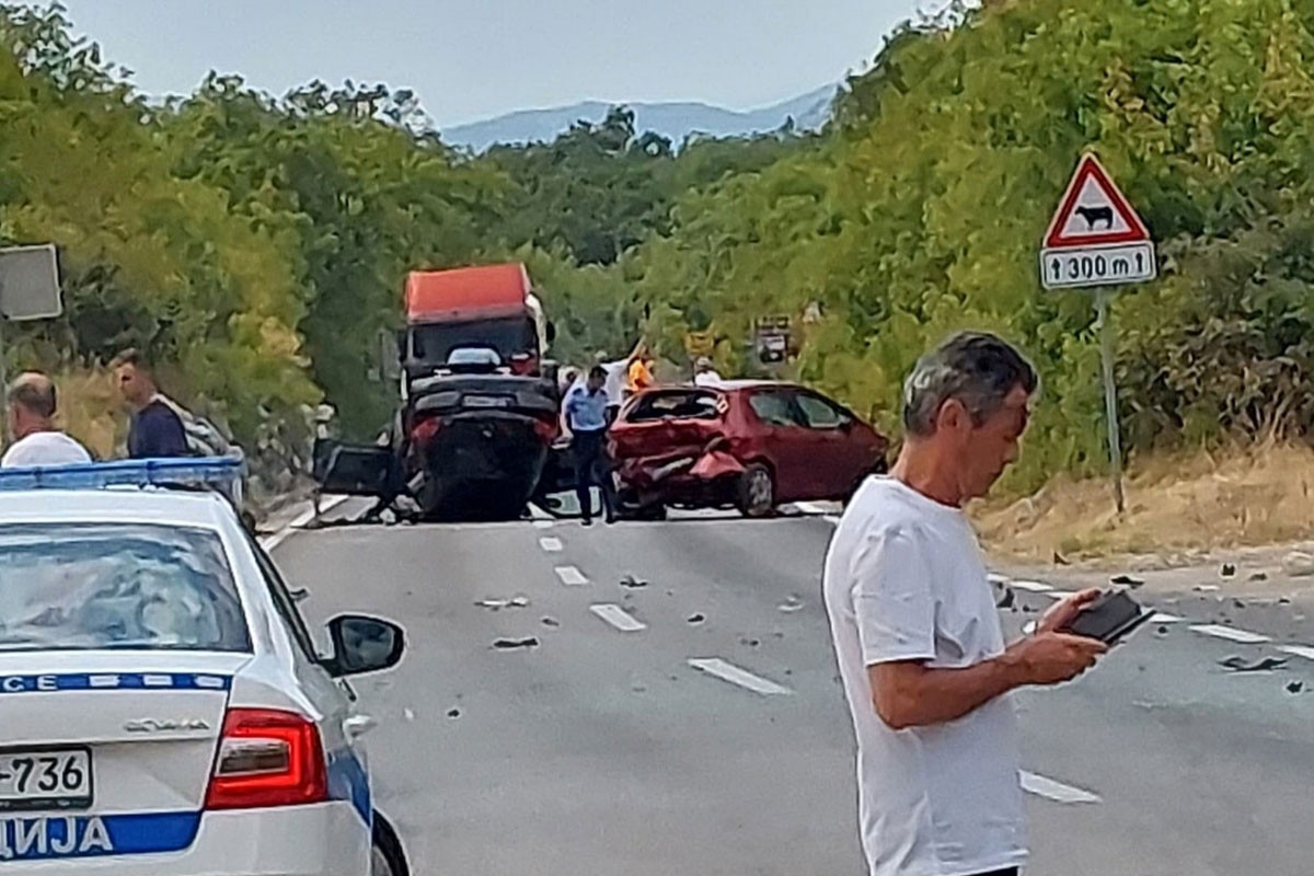 Nezgoda kod Trebinja, četvoro povrijeđeno, vozilo završilo na krovu