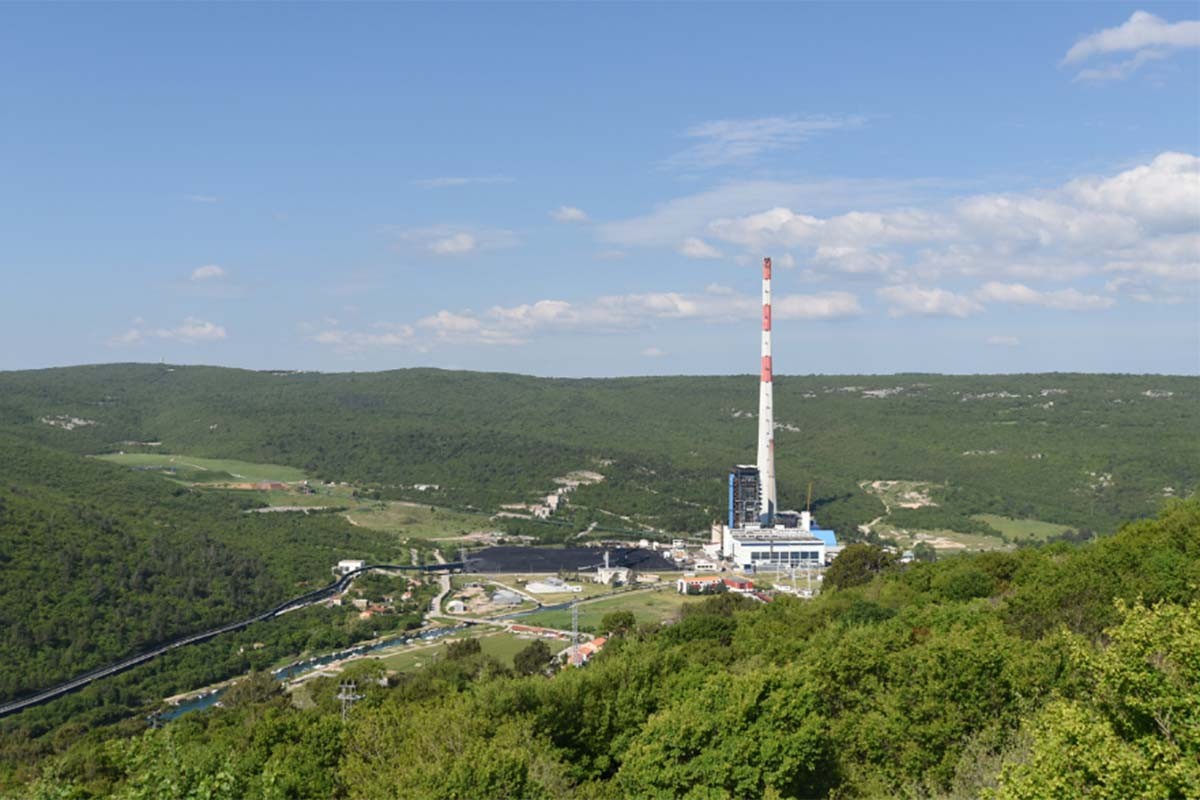 Nepoznata osoba  jutros se popela na dimnjak visok 340 metara, još je nisu našli