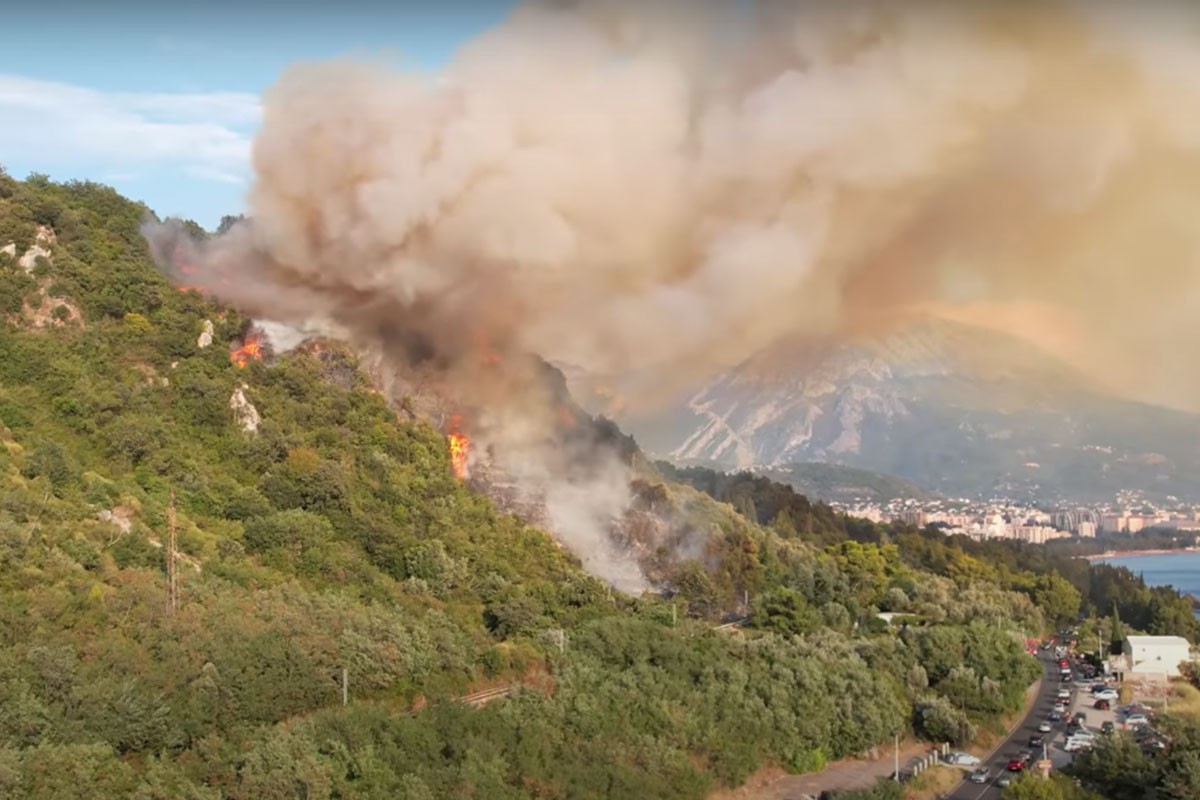 Helikopteri vojske gase požar kod Bara, dva naselja bez struje