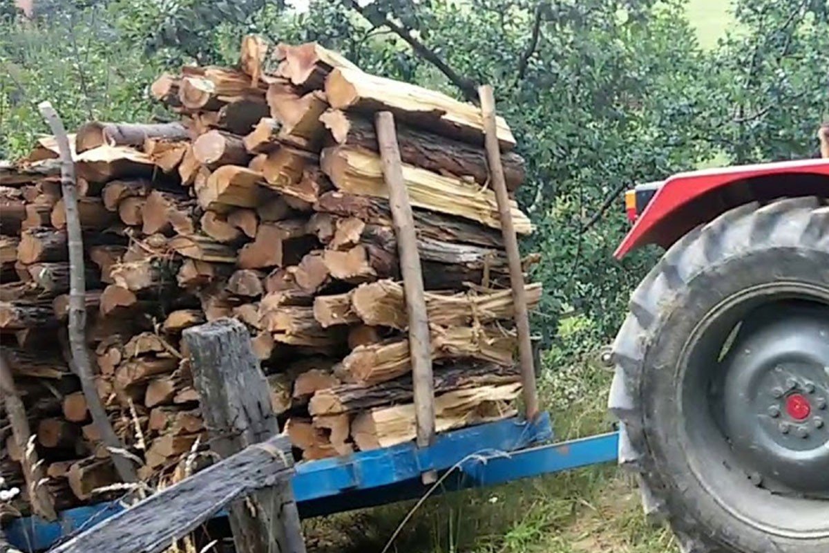 Dječaka usmrtila prikolica dok je otac izvlačio drva