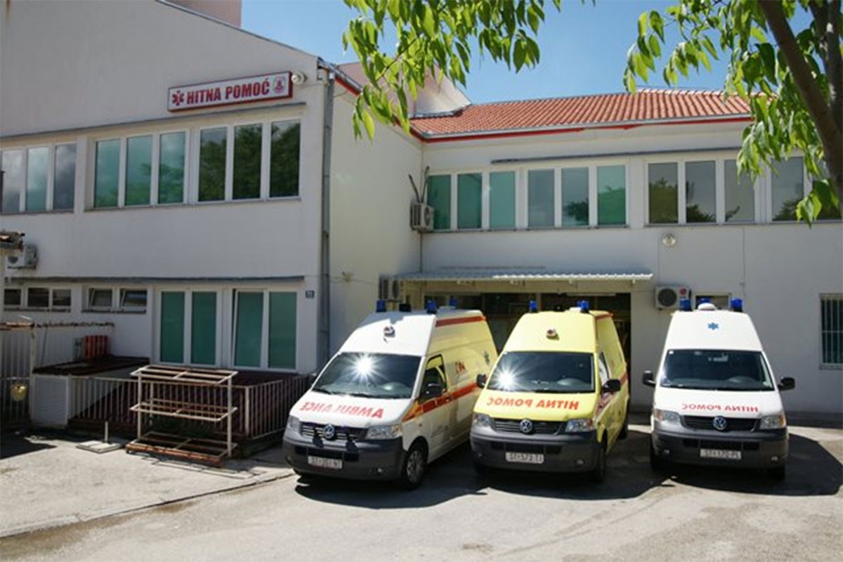 Detalji tragedije: Okretao se autom ispred kuće pa pregazio sina