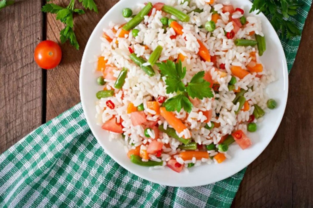 Salata od riže, mrkve i mahuna