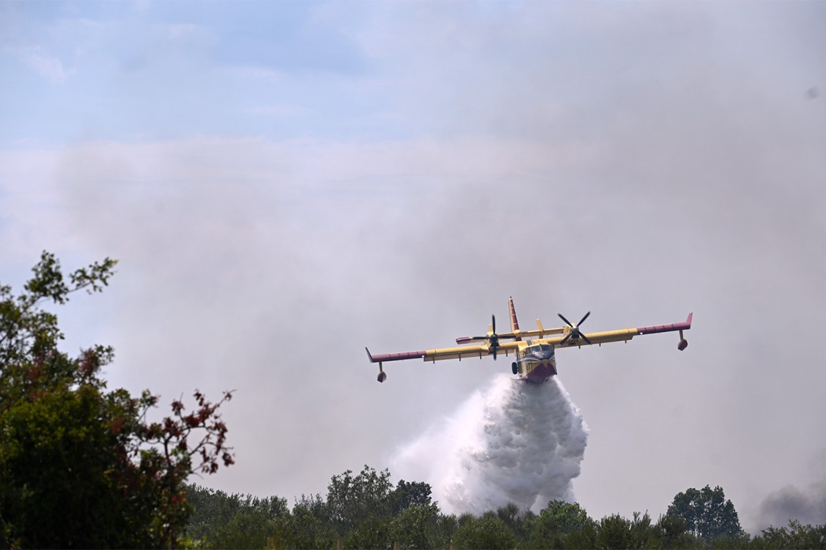 Veliki požar kod pulskog aerodroma, stižu i kanaderi