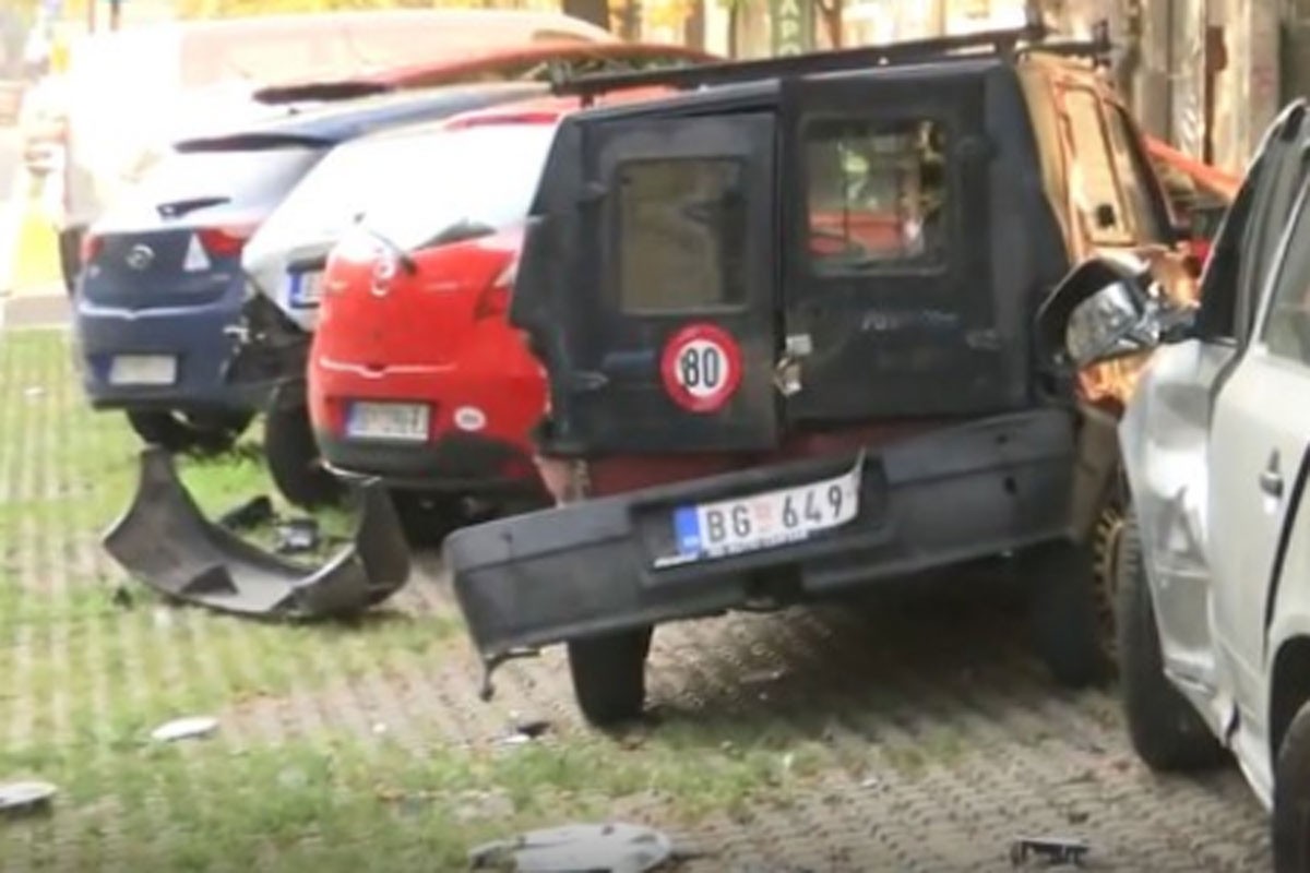Vozaču pozlilo, povrijeđena jedna osoba, a sedam automobila oštećeno