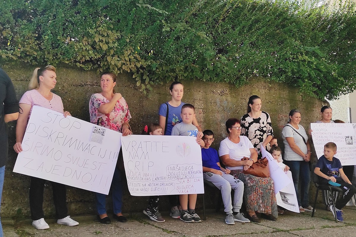 Roditelji protestuju zbog smanjena broja stručnog kadra u CRIPS-u