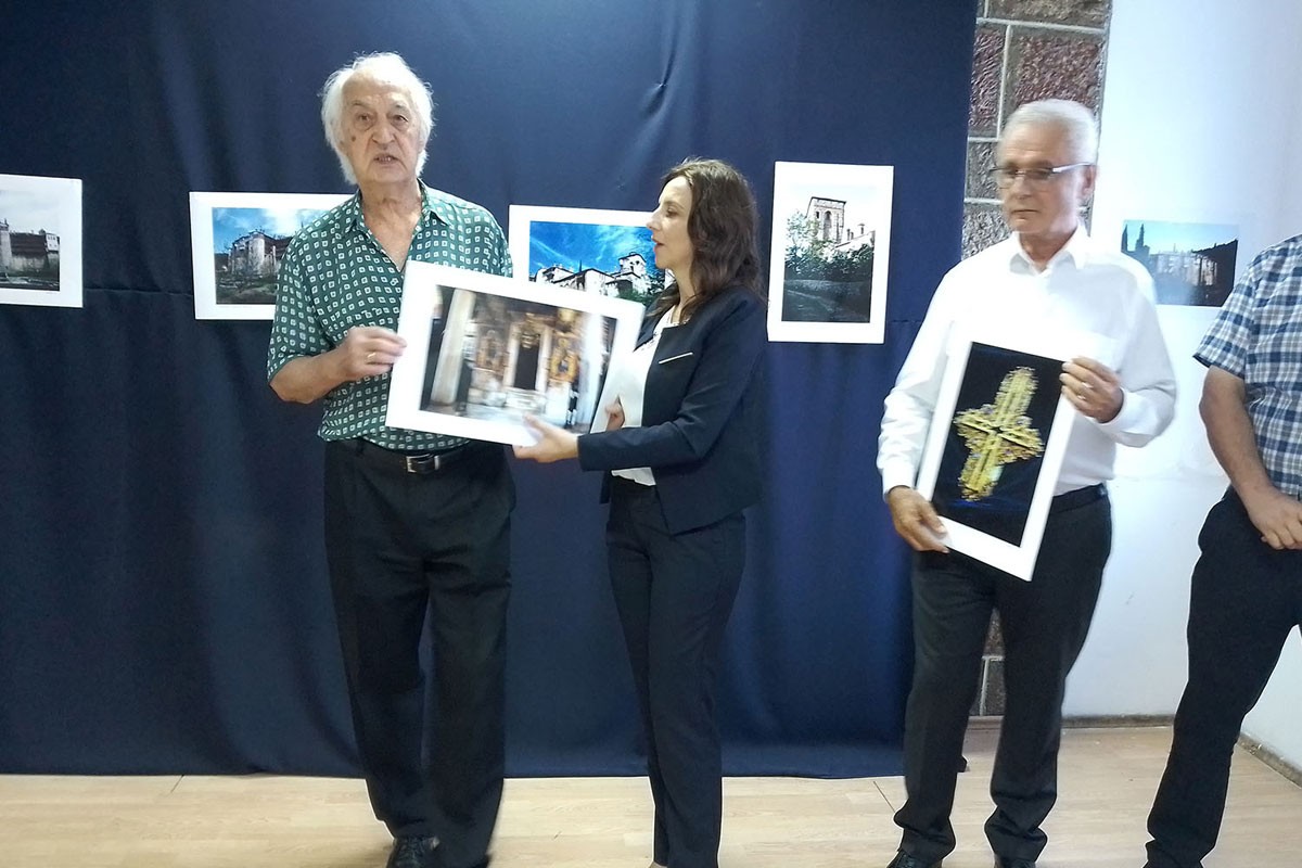 Otvorena izložba umjetničkih fotografija o Hilandaru