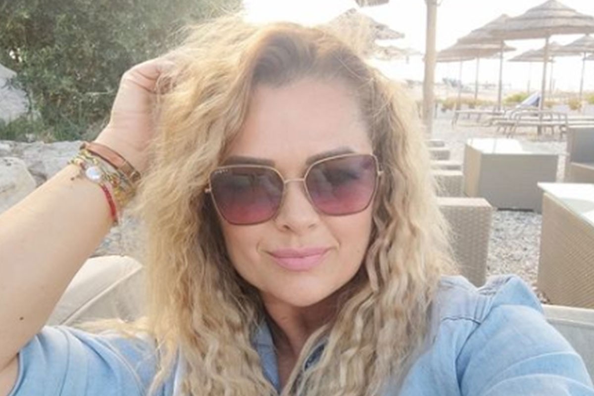 Minea bosa prošetala po asfaltu u haljini raskošnog dekoltea