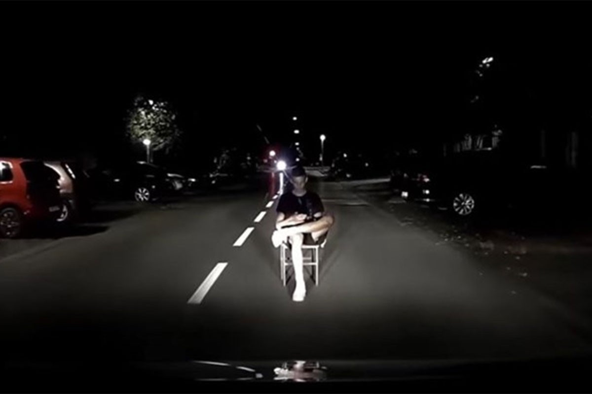 Sjeo na stolicu nasred ulice čekajući da naleti auto (VIDEO)