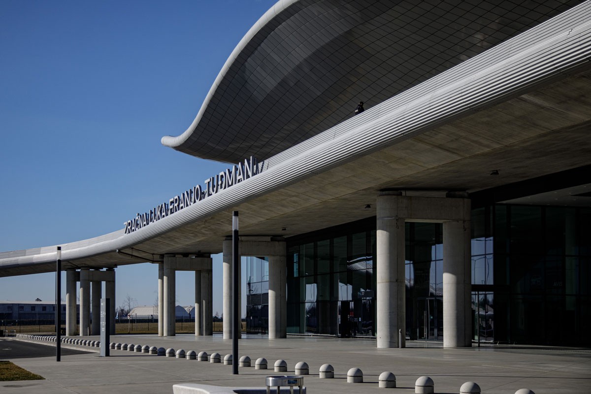 Drama u avionu koji je prinudno sletio u Zagreb, htio da otvori izlaz: "Vidimo se u raju"