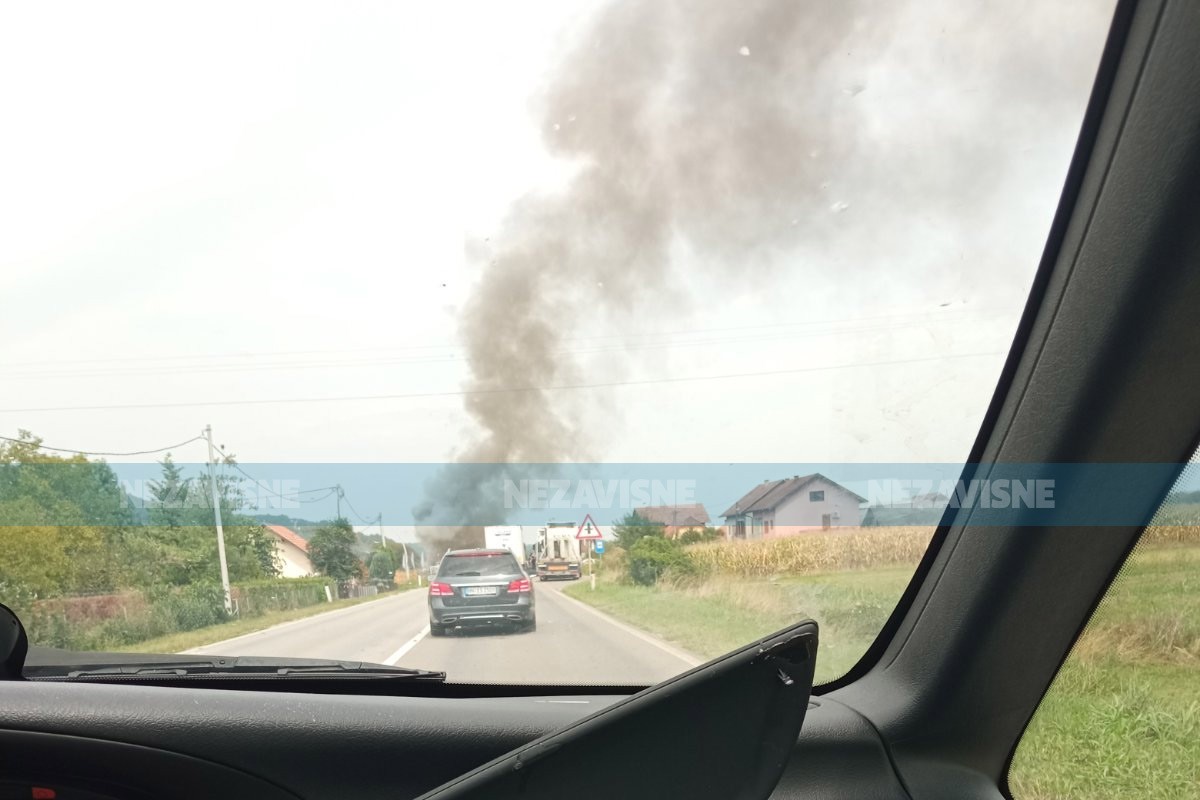 Zapalio se autobus na cesti kod Doboja, obustavljen saobraćaj