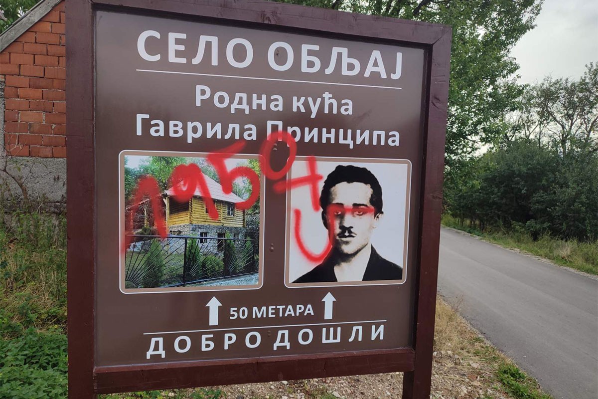 U rodnom selu Gavrila Principa iscrtani ustaški simboli