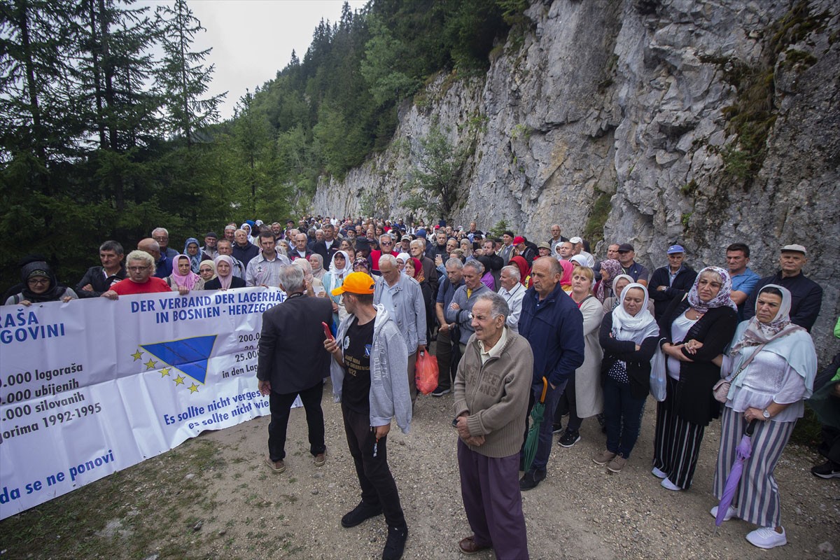 Bačeno 200 ruža za ubijene na Korićanskim stijenama