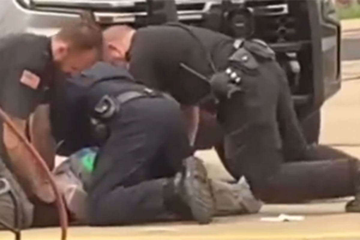Policajci brutalno tukli mladića na benzinskoj u SAD (UZNEMIRUJUĆI VIDEO)