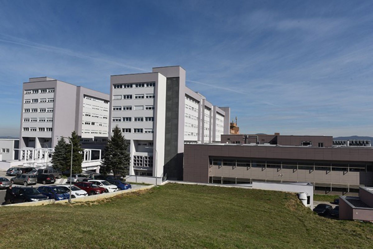 Sletio mercedesom s puta, prebačen na UKC RS