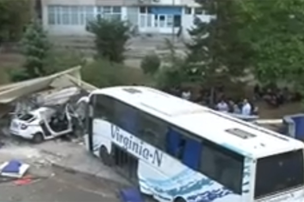 Autobus s migrantima pregazio policijski automobil, stradala dva policajca