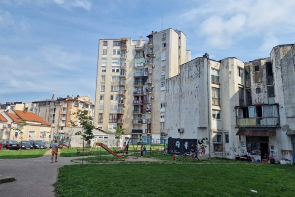 Fasada se obrušila na dječije igralište