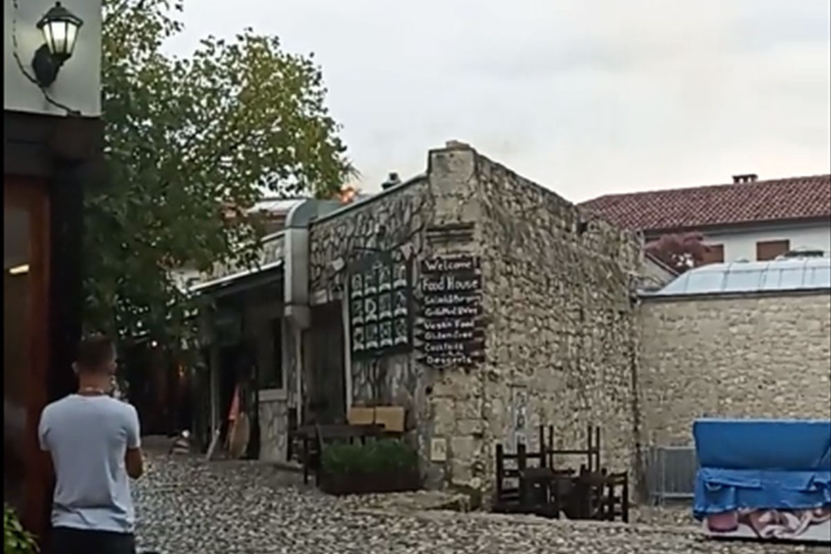 Grom udario u drvo u Mostaru i izazvao požar