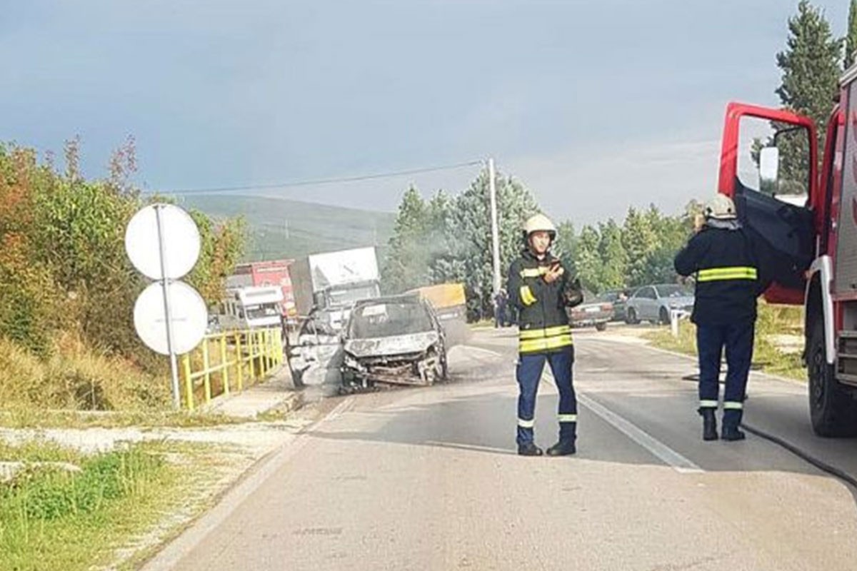 Izgorio auto na putu, požar obustavio saobraćaj