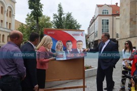 Lijepljenjem plakata kandidati počeli trku za glasove