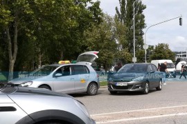 Sudar sitroena i taksi vozila na banjalučkoj raskrsnici