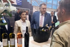 Brnabićeva i Dodik na sajmu vina