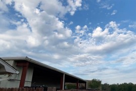 Sletio avion čiji je pilot prijetio da će se zabiti u tržni centar