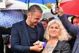 Uručene kartice za besplatan prevoz penzionerima sa najnižom penzijom