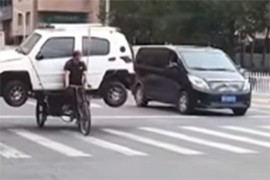 Kinez prevozio auto na biciklu