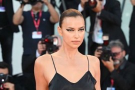 Zavodnički pogled i gola leđa Irine Šajk