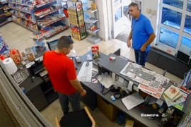 Pogledajte kako je muškarac prevario radnika na benzinskoj pumpi