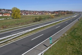 Vozač iz BiH udario u putokaz i ogradu pa pobjegao