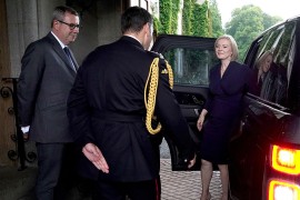 Kraljica potvrdila, Tras i zvanično premijerka