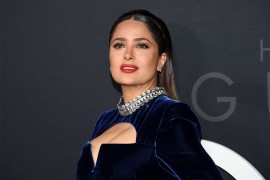 Salma Hajek tvrdi da nema silikone i da joj grudi same i dalje rastu