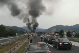 Zapalio se kombi kod Visokog, blokiran saobraćaj