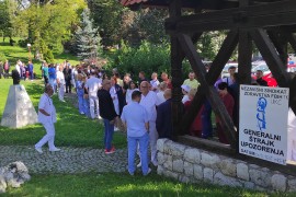Medicinari u Tuzli poručili: Štrajk za veće plate, ali i protiv ...