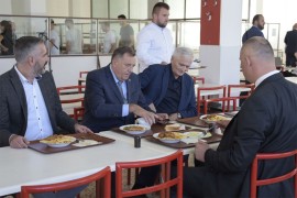 Dodik ručao sa studentima