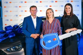 Nova banka uručila automobil srećnoj dobitnici
