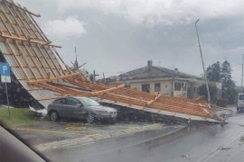 Jako nevrijeme u Hrvatskoj: Oboreni kamioni i drveće, smrskana auta