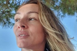 Anabela u kožnoj haljini koja ističe njeno bujno poprsje