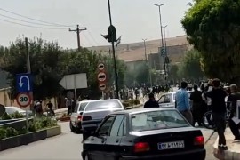 Žene sijeku kose i pale hidžabe u znak protesta