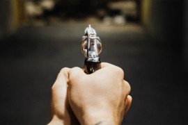 Naoružani pljačkaš u banci drži 12 talaca