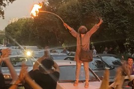 Žene i dalje pale marame na protestima protiv obaveznog hidžaba