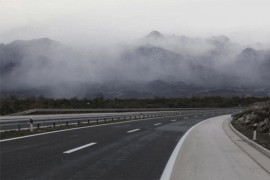 Vozači oprez, kolovozi klizavi, mogući odroni na putevima