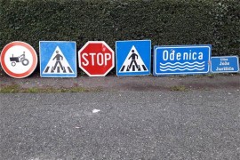 Pijan pokrao saobraćajne znakove: Miješao konjak, pelinkovac i rakiju