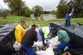 Karlovac u pripravnosti: Prijete poplave, grad podijelio vreće i ...