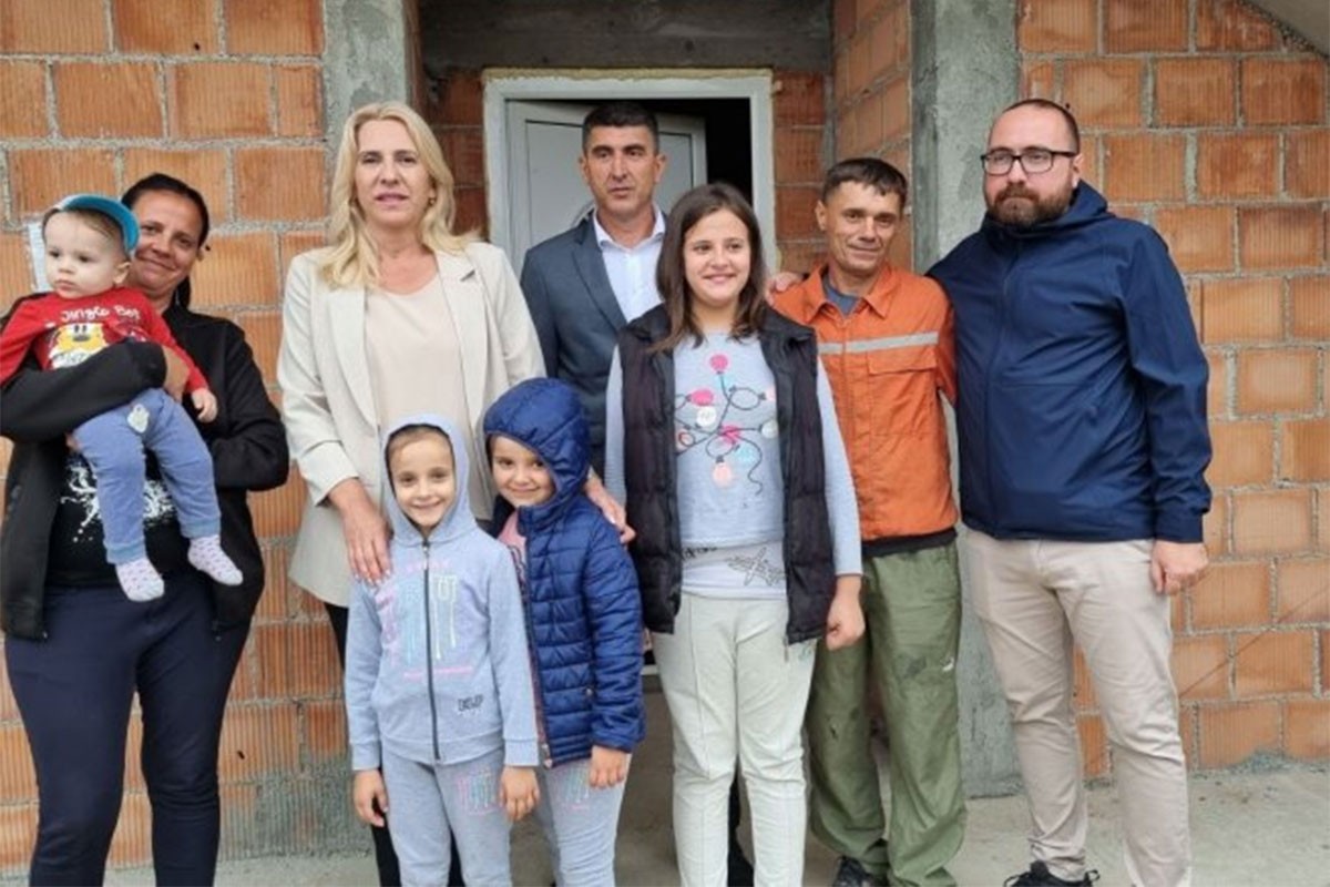 Cvijanovićeva posjetila višečlanu porodicu Ćirković: Novi objekat za bolji život