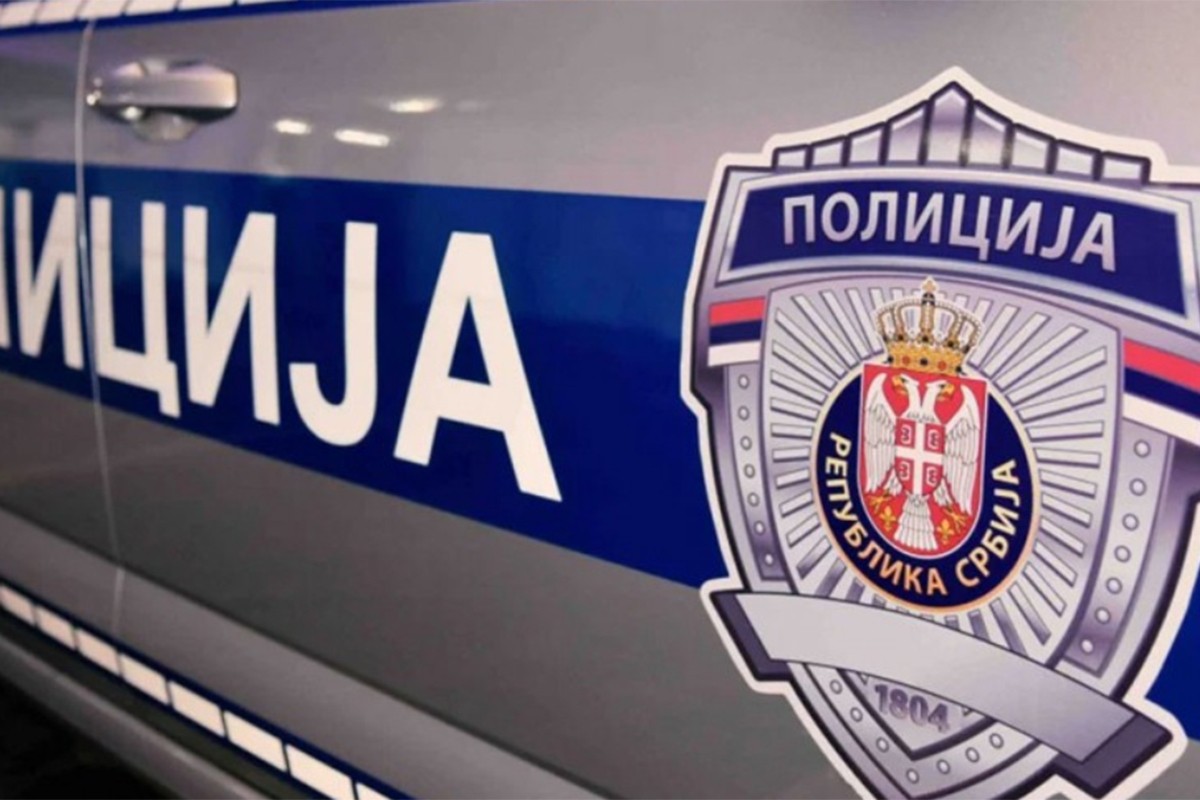 Muškarac izbo dvoje ljudi u crkvi