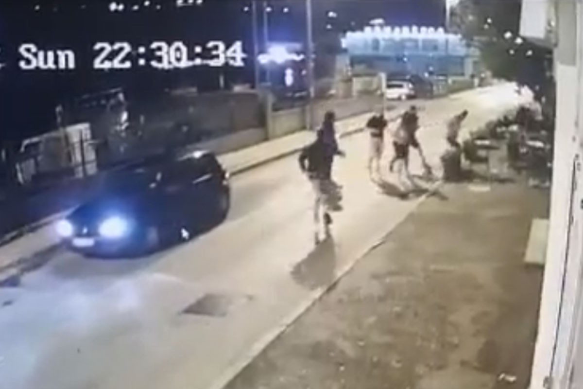Huligani razbili izlog kladionice i pretukli jednu osobu (VIDEO)