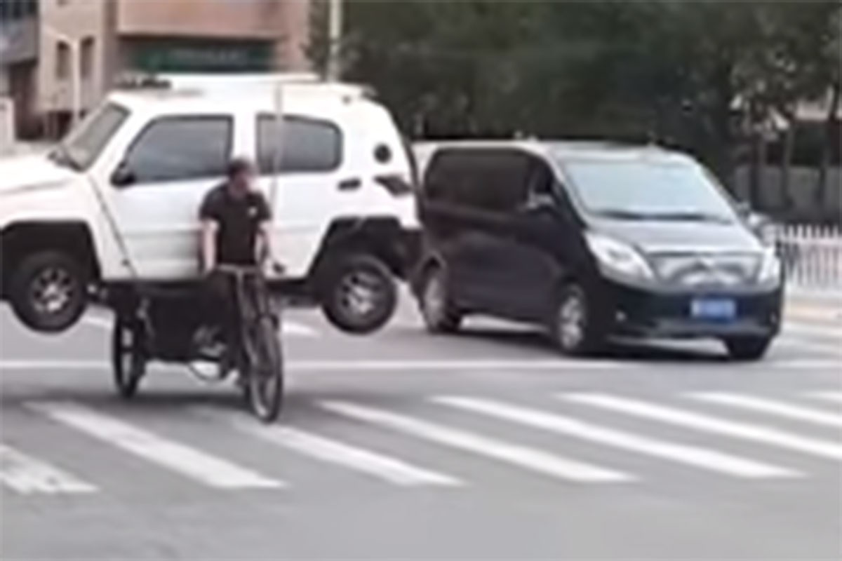 Kinez prevozio auto na biciklu