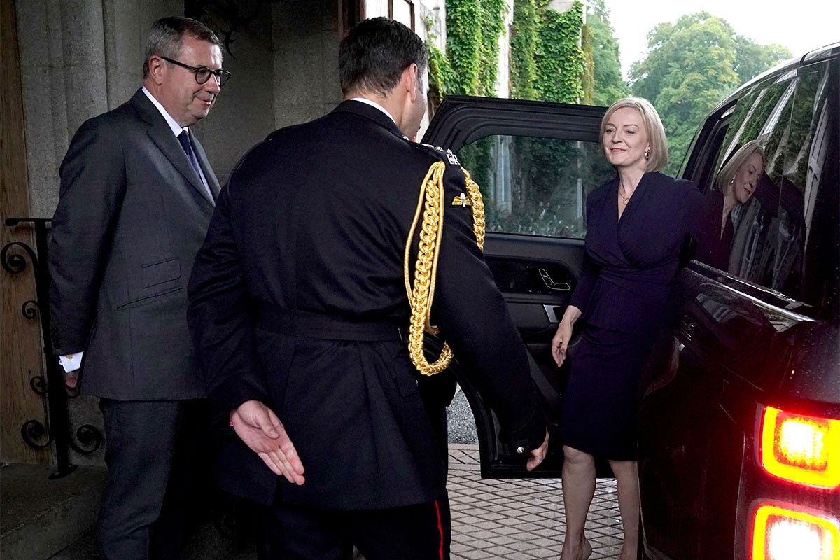 Kraljica potvrdila, Tras i zvanično premijerka